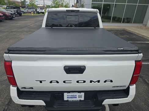 Used 2025 Toyota Tacoma TRD Off-Road w/ TRD Off Road Upgrade Package AWD/4WD image 10