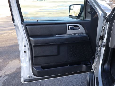 Used 2017 Ford Expedition XLT image 25