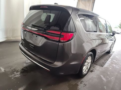 Used 2023 Chrysler Pacifica Touring-L image 3