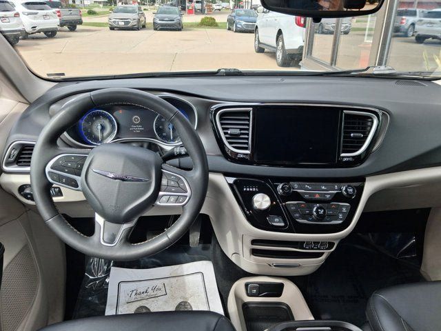 Used 2024 Chrysler Pacifica Touring-L FWD image 10