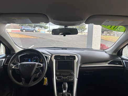 Used 2016 Ford Fusion SE image 9