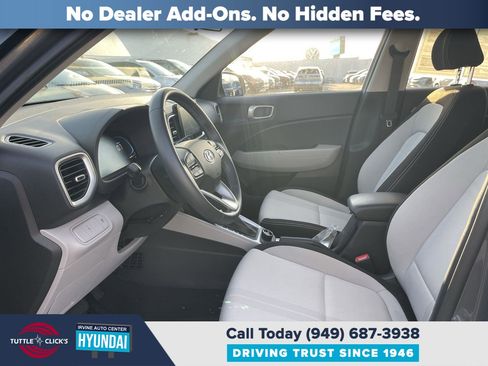 Certified 2025 Hyundai Venue SEL image 17