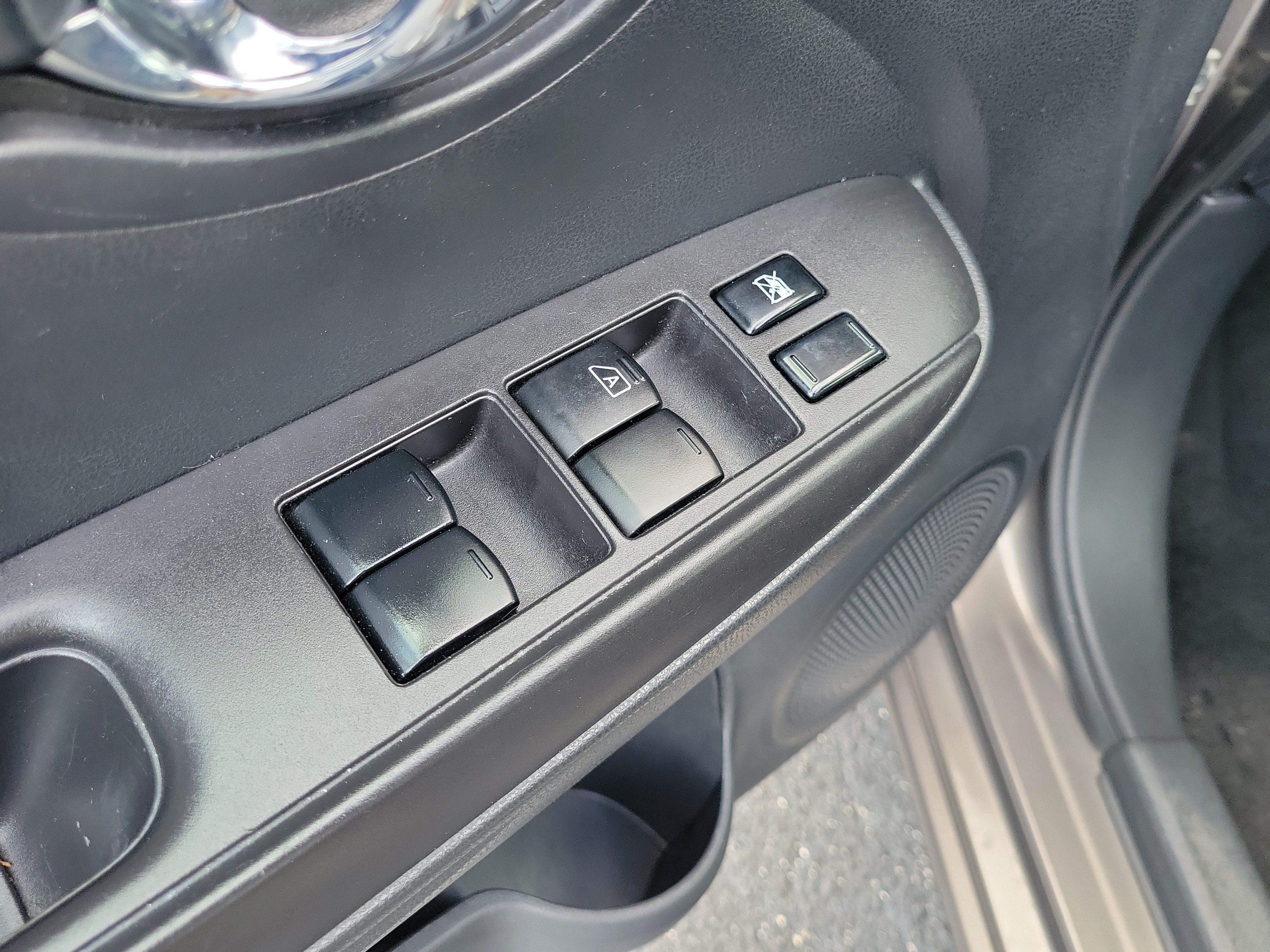 Used 2016 Nissan Versa FWD image 18