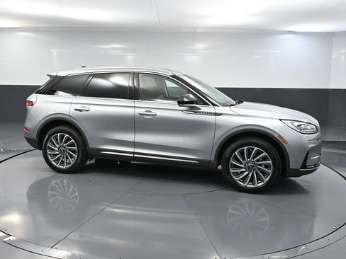 Used 2024 Lincoln Corsair Reserve image 3