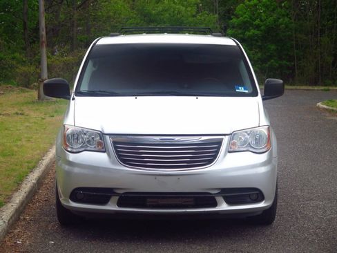 Used 2011 Chrysler Town & Country Touring FWD image 21