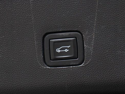 Used 2023 Chevrolet Traverse RS image 11