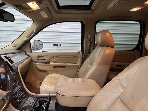 Used 2011 Cadillac Escalade ESV Premium image 21