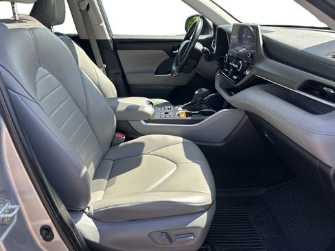 Used 2023 Toyota Highlander XLE AWD/4WD image 17