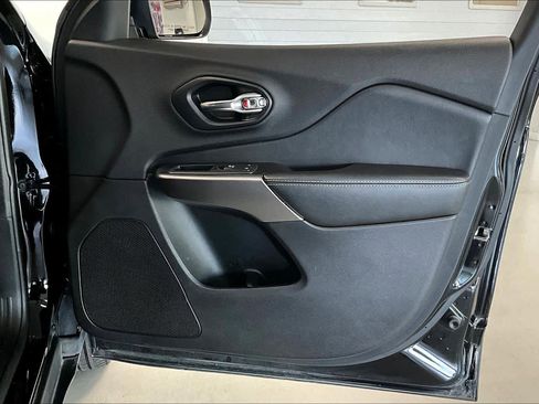 Used 2020 Jeep Cherokee Limited image 25