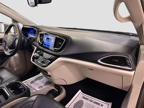 Used 2017 Chrysler Pacifica Touring-L image 29