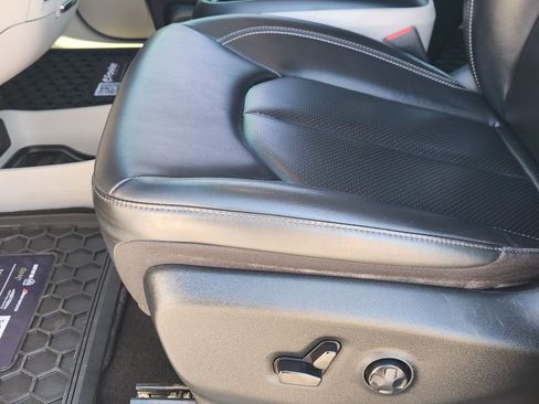 Used 2023 Chrysler Pacifica Touring-L image 26