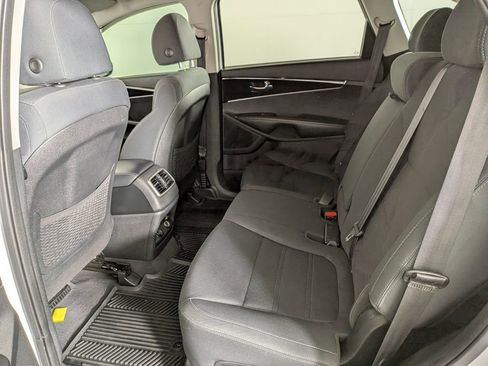 Used 2020 Kia Sorento S image 31