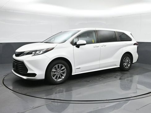 Used 2021 Toyota Sienna LE image 3