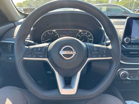 Used 2025 Nissan Altima 2.5 SV FWD image 28