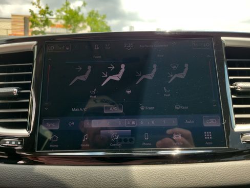Used 2024 Chrysler Pacifica Touring-L FWD image 21