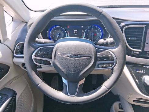 Used 2023 Chrysler Pacifica Touring-L FWD image 21
