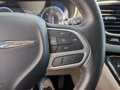 Used 2018 Chrysler Pacifica Touring-L w/ Tire & Wheel Group FWD image 20