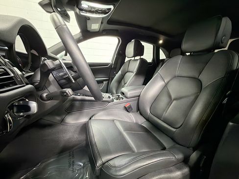Used 2025 Porsche Macan image 5