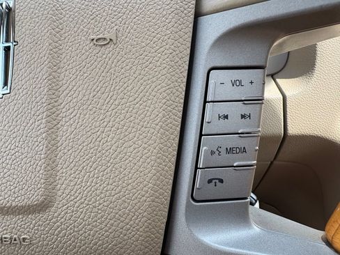 Used 2010 Lincoln Navigator 4WD image 21
