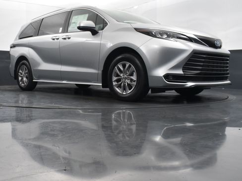 Used 2025 Toyota Sienna XLE FWD image 42