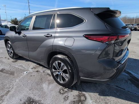 Used 2023 Toyota Highlander XLE image 4