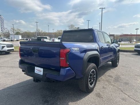 Used 2025 Toyota Tacoma TRD Off-Road AWD/4WD image 3