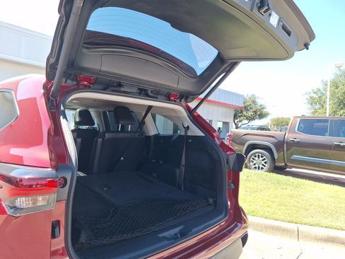 Used 2024 Toyota Highlander LE image 36