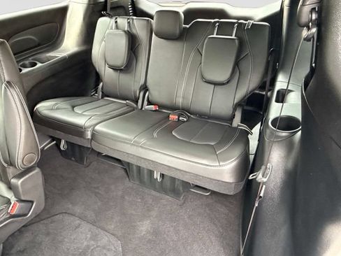 Used 2025 Chrysler Pacifica Select AWD/4WD image 18