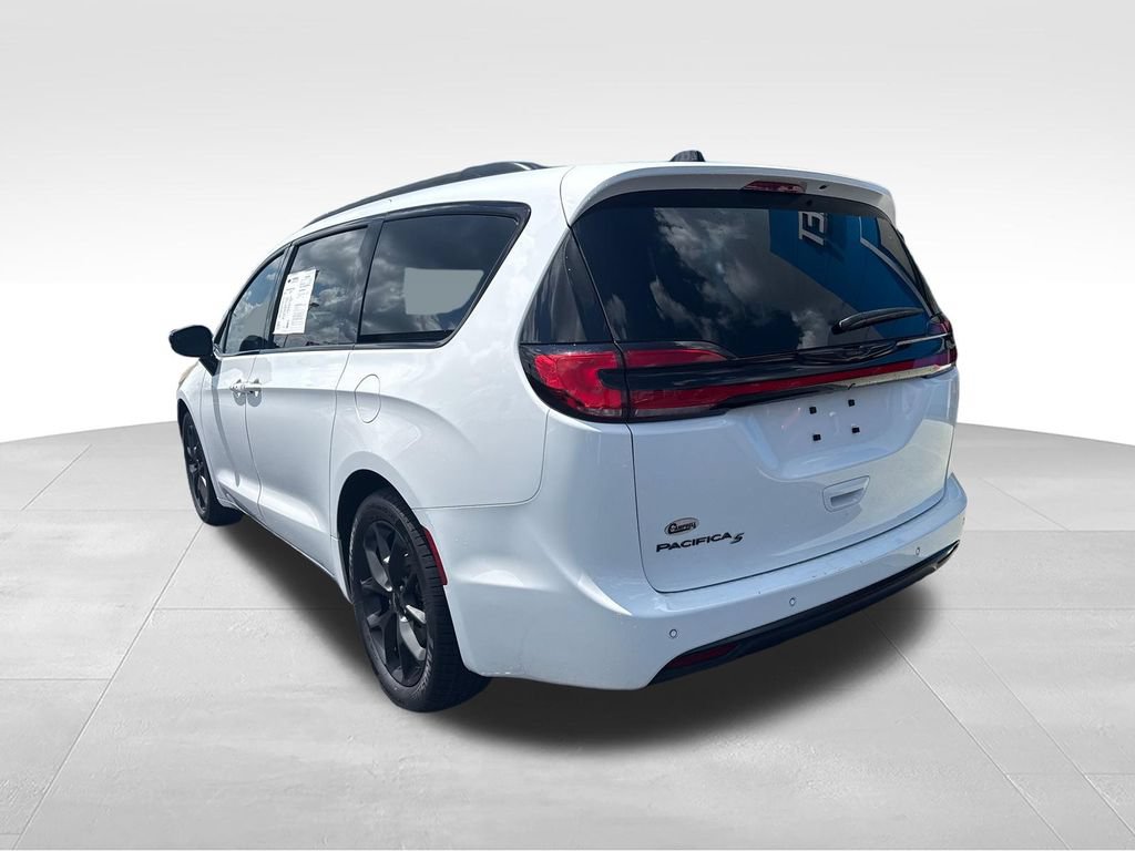 Used 2024 Chrysler Pacifica Touring-L w/ S Appearance Package FWD image 11