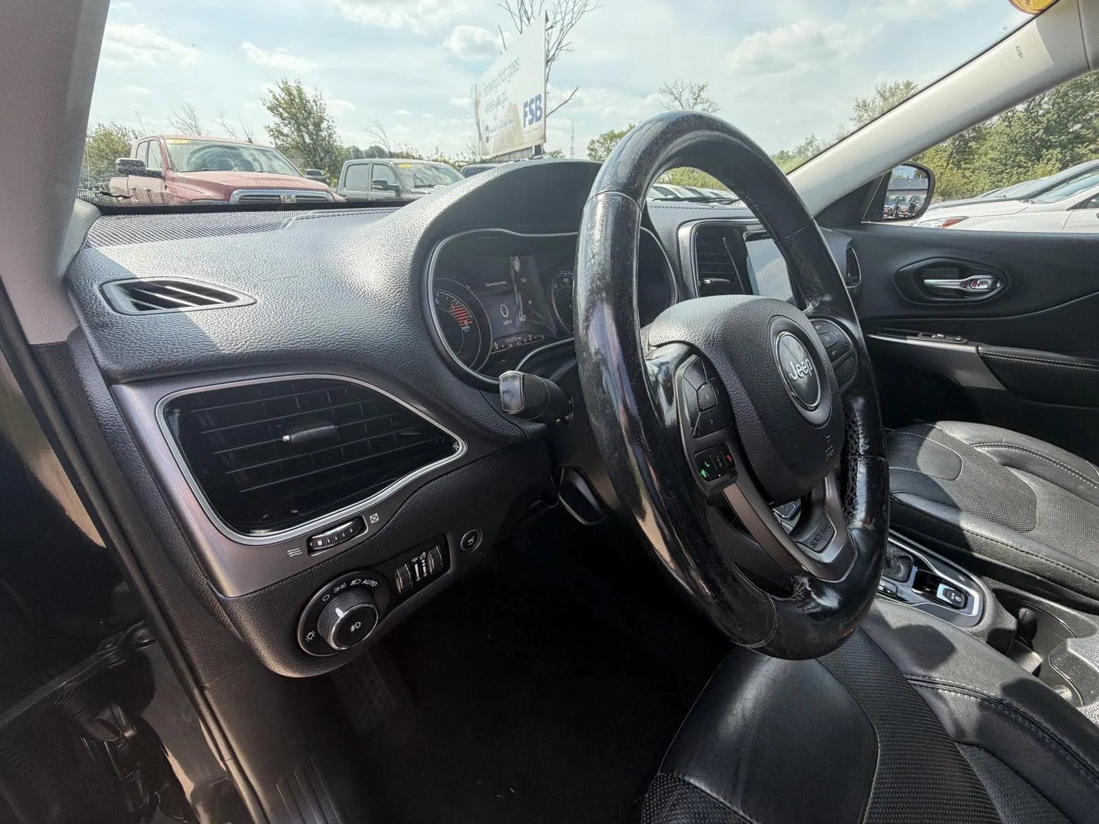 Used 2019 Jeep Cherokee Limited AWD/4WD image 11