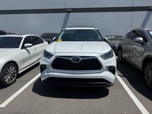 Used 2023 Toyota Highlander Limited FWD image 2