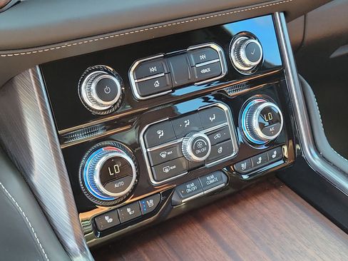 Used 2024 GMC Yukon Denali Ultimate AWD/4WD image 28