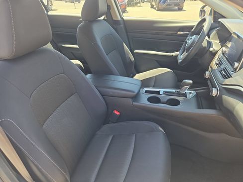 Used 2025 Nissan Altima 2.5 SV FWD image 10
