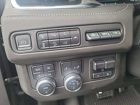 Used 2023 GMC Yukon Denali Ultimate AWD/4WD image 17