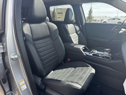 New 2025 Mitsubishi Outlander SE image 12