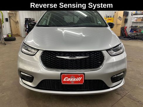 Used 2024 Chrysler Pacifica Touring-L image 10