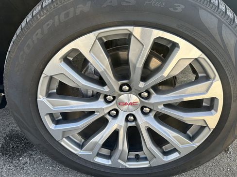 Used 2021 GMC Yukon Denali w/ Denali Premium Package image 16