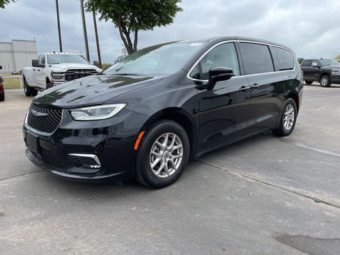 Used 2024 Chrysler Pacifica Touring-L image 1