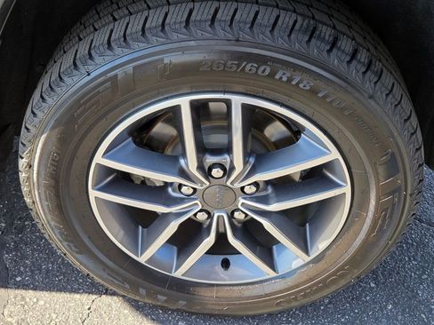 Used 2020 Jeep Grand Cherokee Laredo w/ Laredo X Package RWD image 11