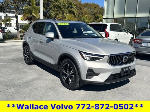 Used 2025 Volvo XC40 B5 Core image 4
