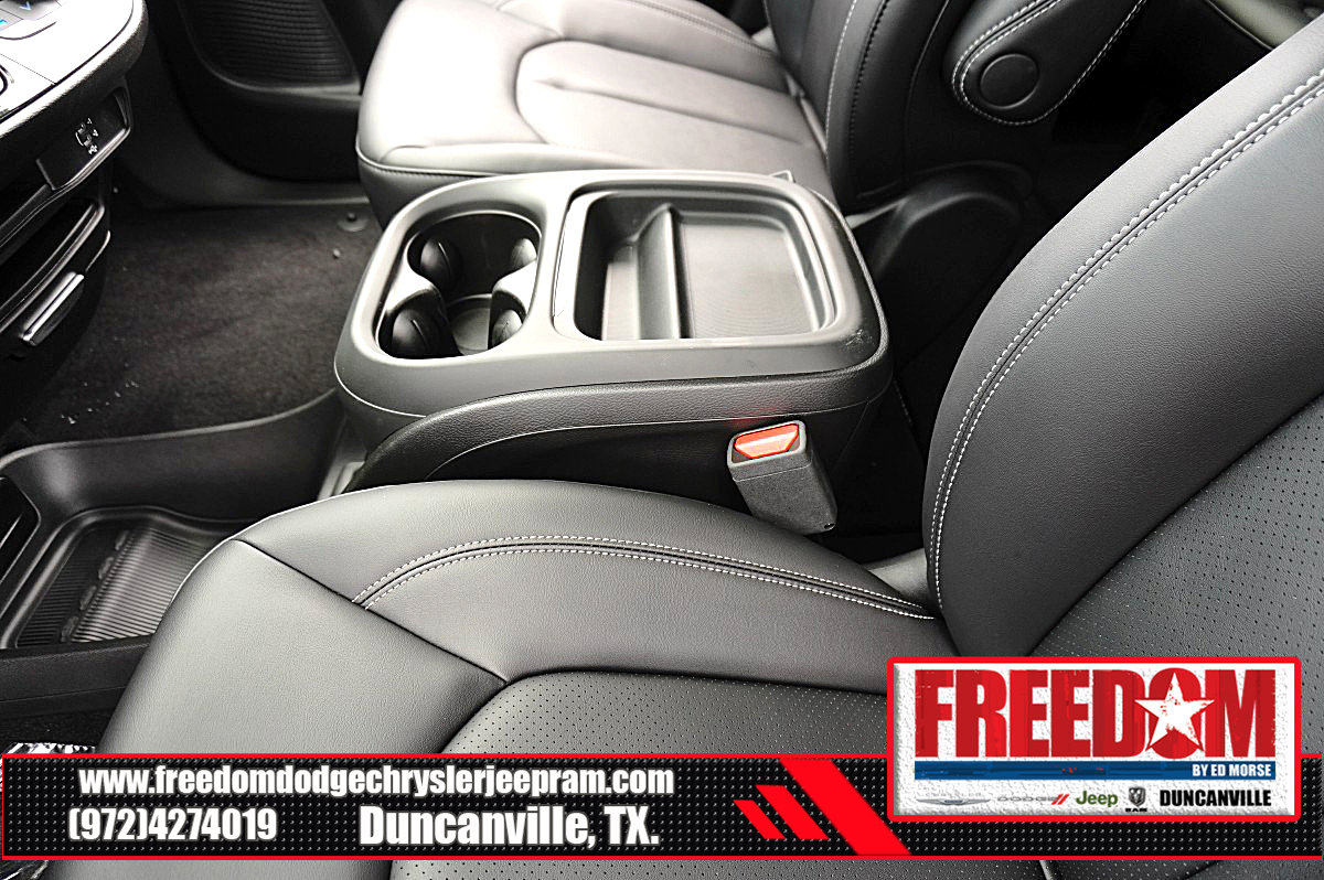 New 2027 Chrysler Pacifica Select FWD image 39