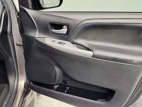 Used 2017 Toyota Sienna SE Premium FWD image 29