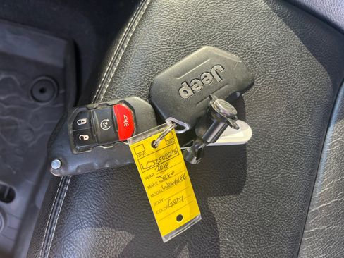 Used 2018 Jeep Wrangler Unlimited Sahara image 32