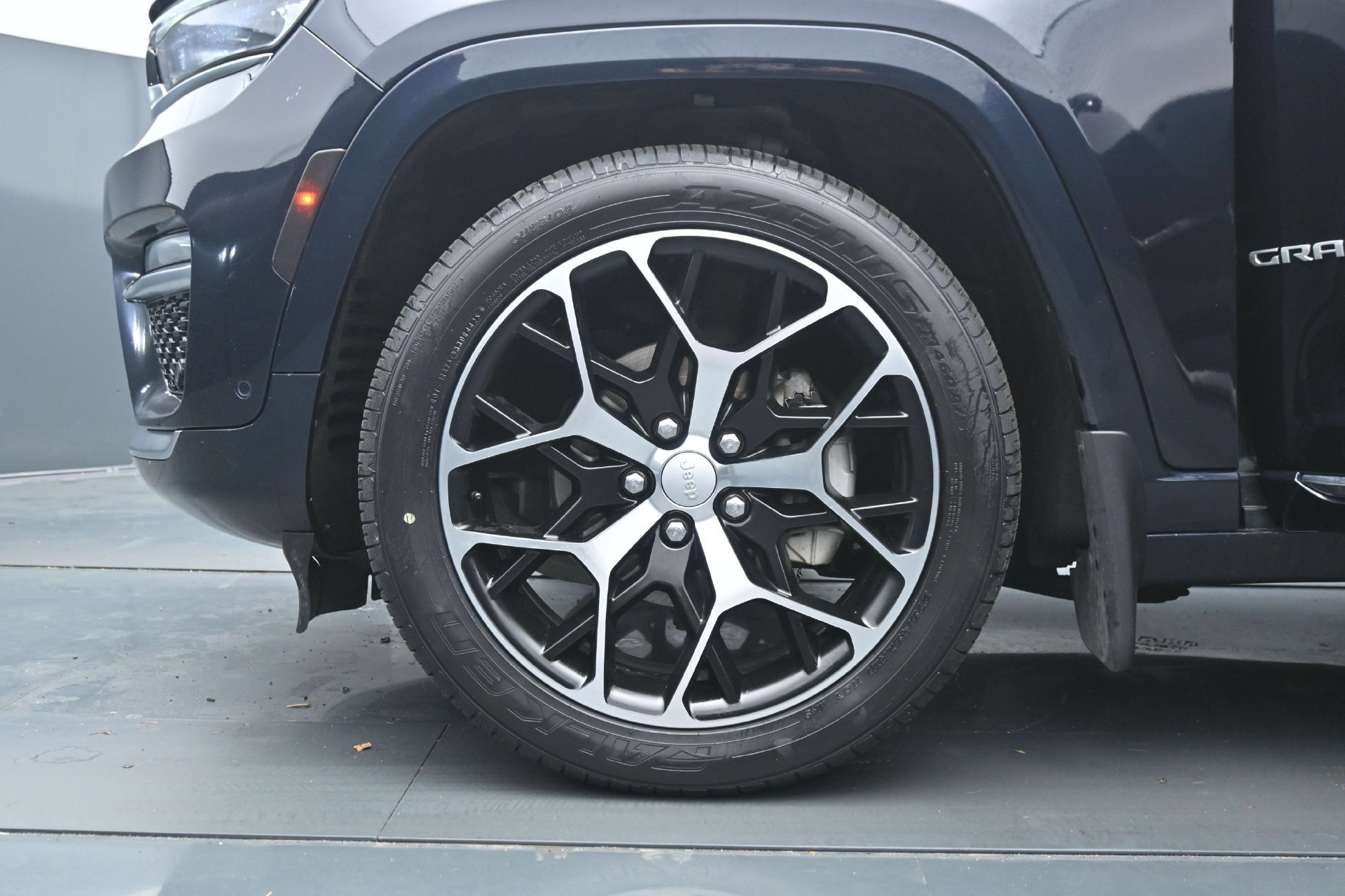 Used 2024 Jeep Grand Cherokee Summit AWD/4WD image 30