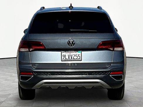 Used 2024 Volkswagen Taos SE w/ Panoramic Sunroof Package FWD image 5