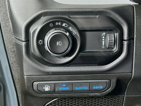 Used 2025 Jeep Wrangler Unlimited Sahara AWD/4WD image 16