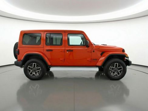 Used 2025 Jeep Wrangler Sahara image 11