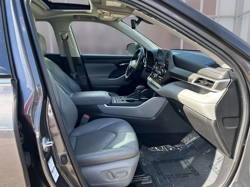 Used 2022 Toyota Highlander XLE image 18