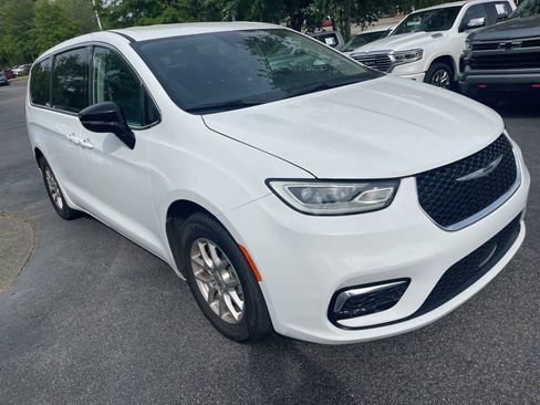 Used 2024 Chrysler Pacifica Touring-L image 4