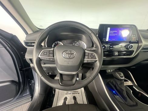 Used 2025 Toyota Highlander LE FWD image 14